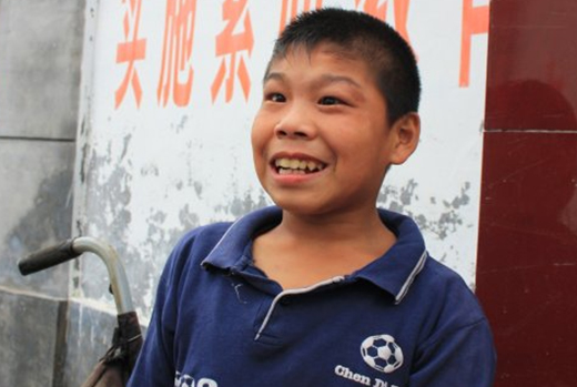 С��  �ճ�������ĸ��������������֪������������������ĸ����Ϊ�ʹ��˳���һģһ������ҽ���������ԣ���������С�����18�꣬ ��С�������ĺ��ټ�����������·���������ͣ�������Ϊ���ҵ�ͷʹ��ײǽ������ͷ�����ڶ����˰̣�����ϲ�����裬�������ŵ����ϵĸ�������ҡ�ڣ����衣�����Ҵ������ʦ�������Ϲ�����ѧ������д�֣�������ͬ������ĺ��ӡ�