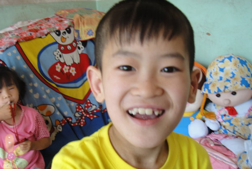 С�������ڼ���ǰ�������ҽԺ����һ�����ƣ�����û��Ч���������ֻ���һ��ҽԺ����һ����������������ԪǮ�����ջ���ʧ���ˣ���������Զʧȥ����վ�����Ļ��ᣬ��Ϊ������������費�����׵ĸ�żż����������С�������к�������µġ�����˫�Ȳм�����͹�����ѧ�꼶��������û�ܵõ�����Ļ��ᣬ��ȥ���ʱ����������żż��ȥ����Сѧ��ѧ������û������¾ͱ����˻�����ԭ����Ӱ��������ѧ�����ڴ��������ܹ���������һ����ͥ��ʦ��