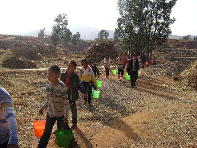 ѧ����ͽ��ȥУ���Զ��ˮԴ�ش��������ˮ1