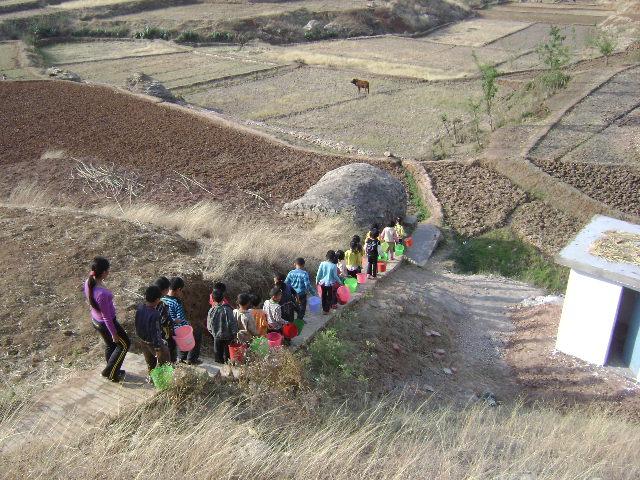 ѧ����ͽ��ȥУ���Զ��ˮԴ�ش��������ˮ2