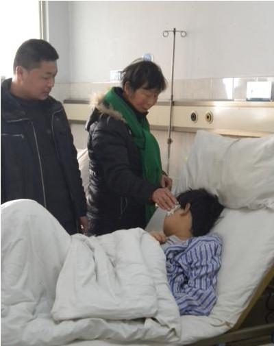 孙熙生病后,就变得特别虚弱,和家人的交流也少了,奶奶正仔细地为他擦脸,盼望孙子能够早日康复
