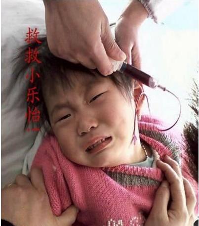 小乐怡每月输血前的抽血化验,小乐怡看见针头都害怕,但是没办法,为了健康,做父母的只能配合医生