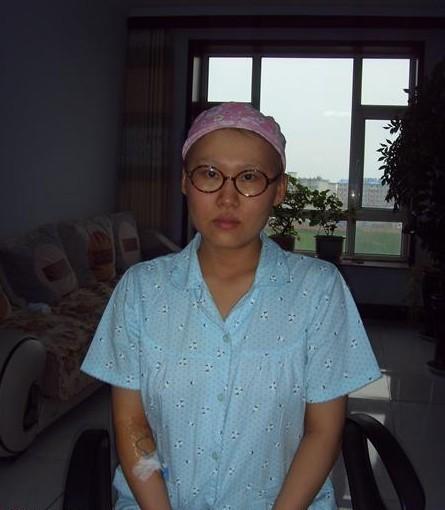 这是生病后的我,生病之后变得黑了、瘦了。以前我总是告诉自己一定要瘦下来,因为我的职业需要,可是生病后看到自己瘦反倒觉得害怕。希望这一切遭遇都快点过去。加油!!!