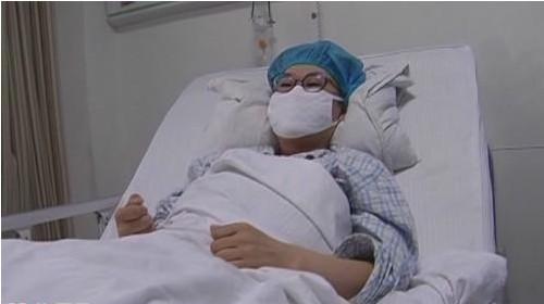 这张是第一次化疗时候的照片,那时候头发还没完全掉光,那时候我还在怀疑我是不是被误诊了,我还在想就算是真的,那是不是很快就好起来。现在回头想想一年的时间了,真的好快。希望自己能尽快好起来。加油!!!
