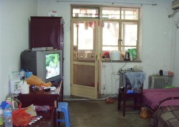 这张照片就是我们在天津的出租屋,就是这么大。而且这件屋子常年都没有阳光,我住在医院,爸妈住在这,床铺都是潮的