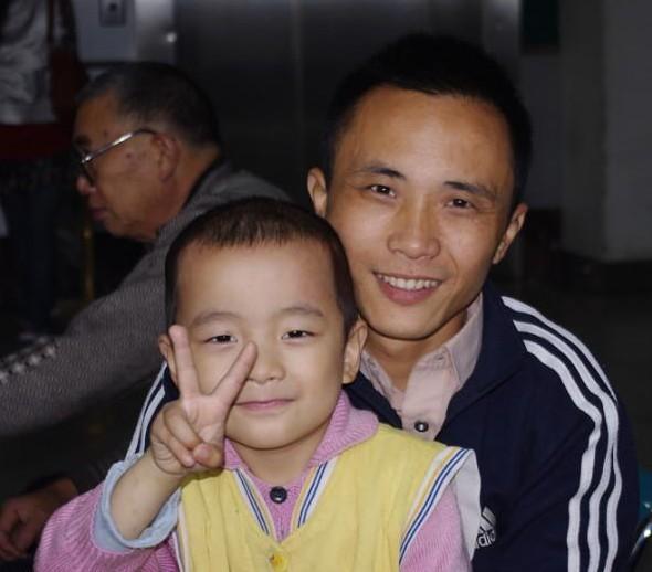 这是某一次化疗出院时,网友给我们父子照的相,小柴力,你要坚强,相信你最终会胜利的