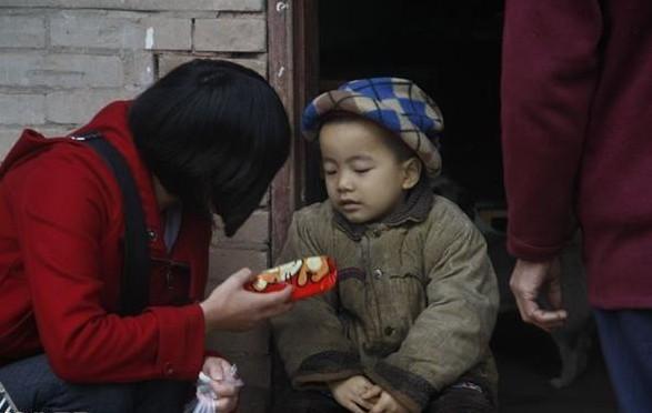 当地爱心网友去柴力家中看望孩子,给孩子带去一些捐款,还有零食玩具。虽然孩子正受病痛折磨,小脸蜡黄,可是看到这些家里很少买的好吃零食,很高兴,很快拆开吃起来