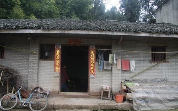这就是柴力家的屋子,是爷爷建的,已经住了三十来年。不过房子质量不错,没有漏雨,对这点家人很满足