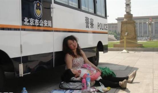 Ů���������β����ڰ�·��ͻȻ����������û�취ֻ��¶�޽�ͷ