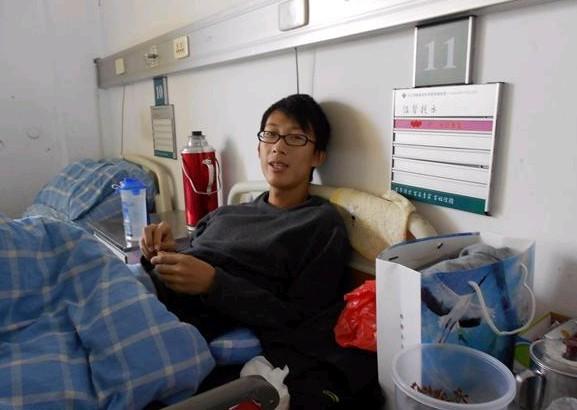 Ϊ��ʡǮ����û���ⷿ�ӣ�����ҽԺ����ͬס�����칤�������ϻص�ҽԺ�����������ס�˰˸����µļң���Ȼӵ��������ÿ���������ܿ�������Ц�ݣ�������������Ҹ�