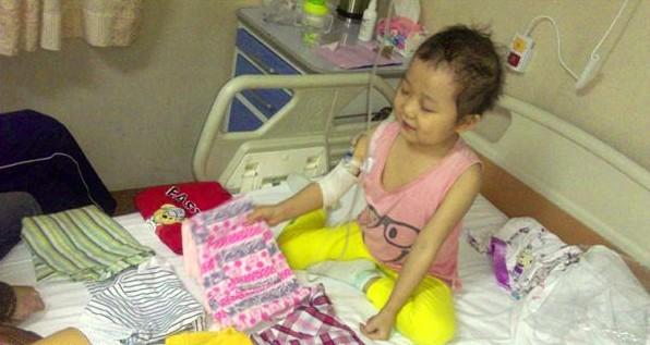 �ֱ��ϴ��ŵ�ε�СѾͷ���������������·�