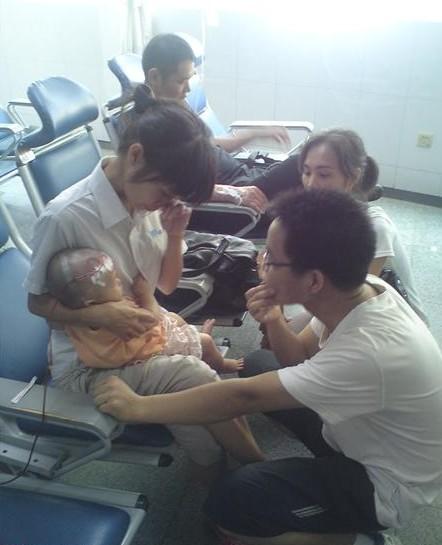 5��15�գ�С�������Ϸ�ҽԺ��Ѫ���ƣ�С�����ŵ�ֱ�ޣ�Ϊ�˱���С������޺�����Ѫ�ܣ��ְ���һ��ǿ����ˮ��С����Ц������ȴ�̲�ס��������