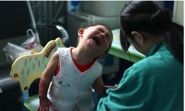 ����ʦС�����ڸ�˼ͮ����ָ���ӷǳ�ʹ�࣬����Ϊ���Ժ�˫�ֿ���ץ�գ�ֻ�ܺ��������ܶ���