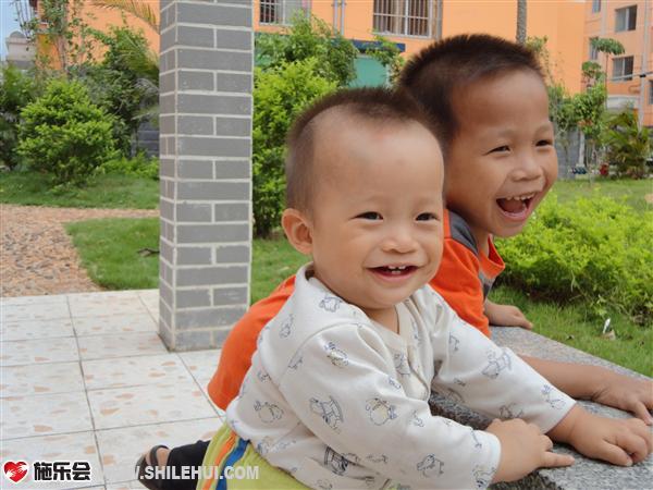 �����ǰְ�����������С������Ϊ���������������Բ�ͨ��ֻ���ڱ߿���С�����棬�Լ�Ҳ�������У�