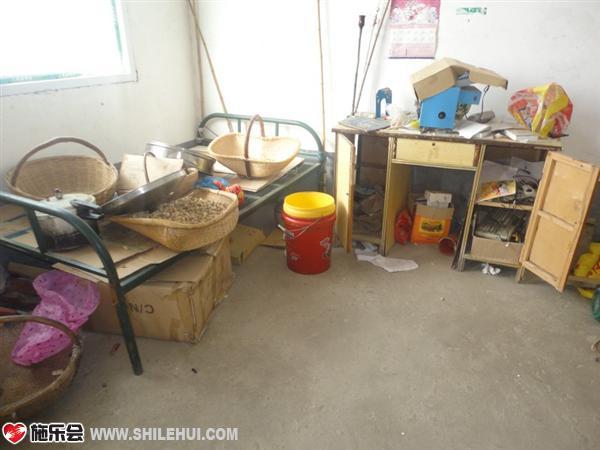 ��������һ�ǣ�������·��ӣ�����û�������ļҾߣ�����Ǯ��Ƿ�ܶ���ծ��