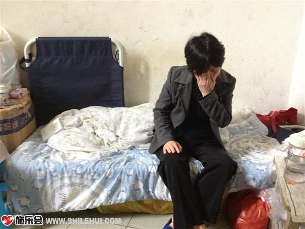 ����ĸ�ף�����һ���ƶ���������û��Ǯ�ⷿ�ӣ�ֻ����ҽԺ¥�ݵ�ת�䴦ס�£�¥��������������������ʪ����ܴ�