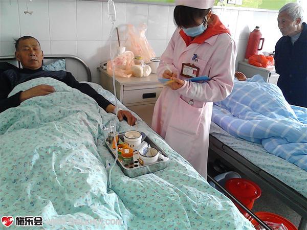 ���������˵��ֿ�����ɫ�԰ף���ʿ�ڸ�����ע��ҩƷ��