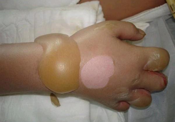 �۰׵�С�����Ѿ����ճ���һ���ܴ��ˮ�ݣ�����Ҫ���ܶ�����ĥ��