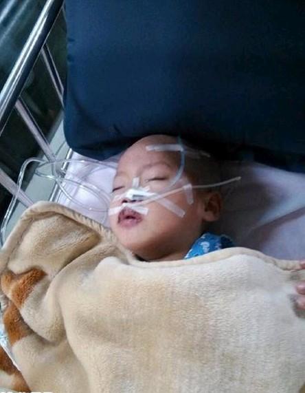 С��������ɽ��ѧ�����ɼ���ҽԺPICU���������ʱ�ĵģ�С����Ȼ�������ţ����Ǵ���Ƭ�п�������Ŀ���С���۾��������ᣬ������Ϊ��������ĸ�������ſ޵ģ���˵��С����������ʶ��