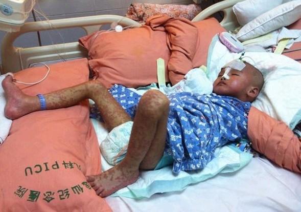 С������˫���Ǳ����ŵģ���Ϊ��С���Լ�ץ����Ƥ����ֻ�ǿ�����Ƭ��֪������һ�������ܣ�����֪��С���ǳ�������ô����ʹ�డ