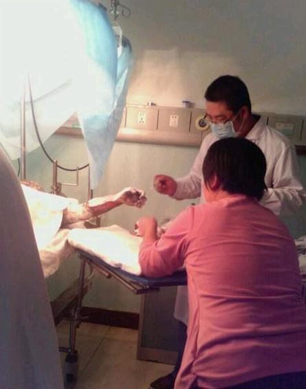 ��������������ڰ�æ�չˣ�ҽ���Լ�������Ž�һ�������ơ�ÿ�춼Ҫ���ö������һ��һ���Ϳҩ�����ϵ���ϴ���������ǵ�����Ҳ�ڲ��������İ����ȹ��ѹ�