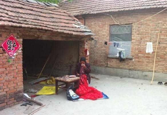 ������ĸ�׶����ڼ��ſ������������������ͷ�Ⱑ��11�꣬����λĸ���ж���̵��˸У����Ӳ������ߣ����ӵĹҶ�ǣ��-----