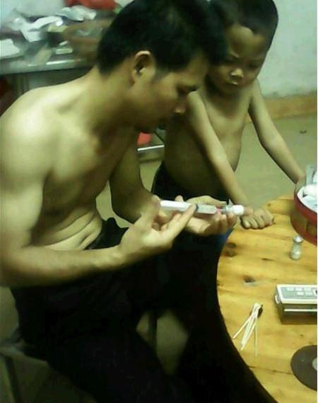 �ְ��ڸ��Է���ҩ��׼��Ϊ�Է�ע��ǿ�����롣�Է�����ע�䣬СС��ͣ��Ѿ����߲����ˡ�