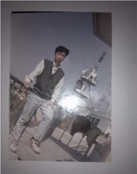 ����ǰ1���ҵ���Ƭ��1996�꣬��ʱ�Ǵ�ѧ��ҵ������꣬��ʱ��26�꣬�����Ǹ�˧����С�