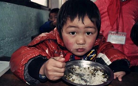 ����һ�����ֲм��ĺ��ӣ�����ֻ����ֻ��ָ���������ر��㣬�Ǹ��ܿ��ʵĺ��ӣ���Ծ�ͷ����û��˿����η�壬���������Լ��������ر��ĵ�Ц��˵��ϲ���ԣ��Ƿݿ�����ĸ�Ⱦ����