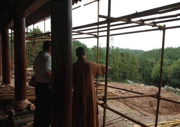 ��������ס����ʩ�ֻṤ����Ա���������׼�����ڽ��������ĵط�����ϸ�����˹��̽�����Ѷȡ�