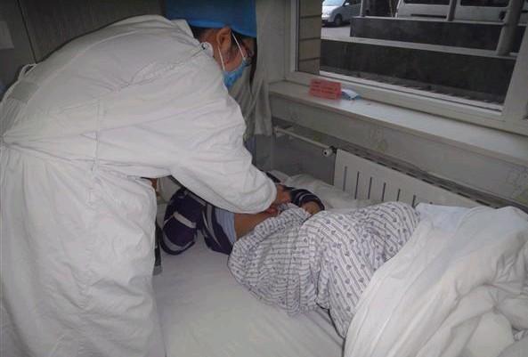 ҽ��Ϊ������������飬��������࣬������ҩ��ʹ�ι��������쳣��ÿ��ҽ���鷿ʱ����ϸ������顣  