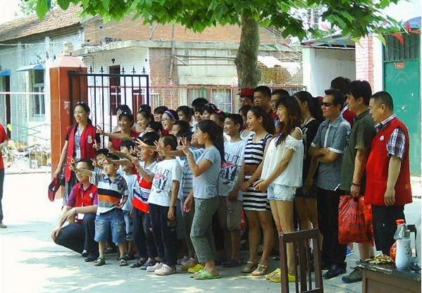 ��һ��ͯ��ǰϦ����Ȫ�������幤�ӵ��幤�ǣ�����Ϊ�����Ǵ�ȥ����ۡ��߲˵���Ʒ�����������ǰ����ӣ��������衢���衢����Ϸ�������幤������庢���ǵĺ�Ӱ  