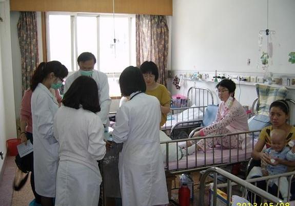 ����ҽ����������ҽʦ��������ҽ���ͻ���ĸ�ף�����ɫ����վ��ҽ�����ߣ��鷿ʱ��̸����Ƭ 