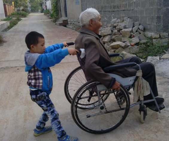 ����2012�����ڻؼ�ʱ�ĵġ�үү����Ѫ˨ˤ�����ȣ�����м��ˣ����������ϡ�Ѧ�Ԫ����үү�������ڴ���Ĵ�����ߡ��ܶ�ʱ��������ʹ����岻���޷����Ʋ������Σ�������үү����תת��ֻ�����ǻ�ȥ��ʱ��үү�����������γ���תת��