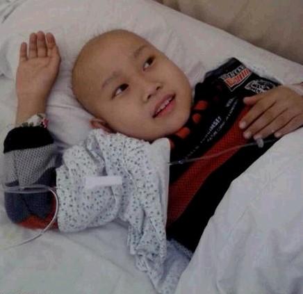 ���Ƶ�Ӱ�죬���ӵ�ͷ��һ����û���ˣ����������Ǽ�ǿ��΢Ц��