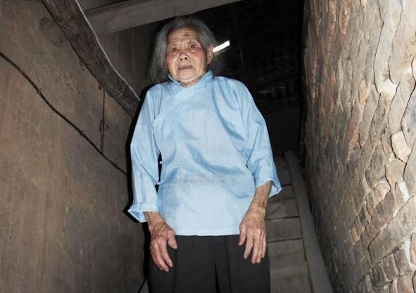 ����������վ��¥���ϣ���¥�ݱȽ����࣬¥�ݷǳ���խ��û�취¥�²���ס��ֻ��ס¥�ϣ���������ƶ����