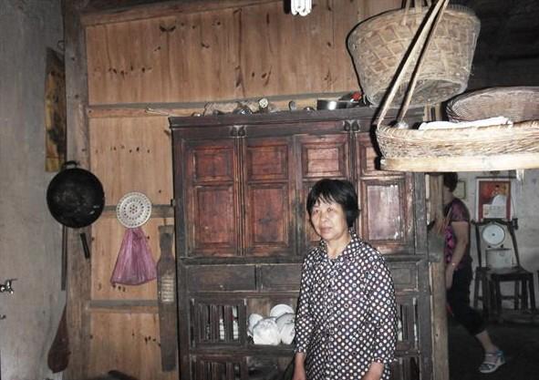 ʢ����վ�ڼ���Ҿ߳¾ɣ����泱ʪ�����������ǳ��Ĳ