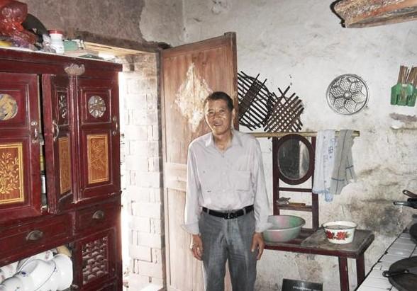 ʢ����վ�ڼ������Ҿ߳¾ɣ�ϴ��ë������ɫ�ˣ���������Ƿ��ࡣ