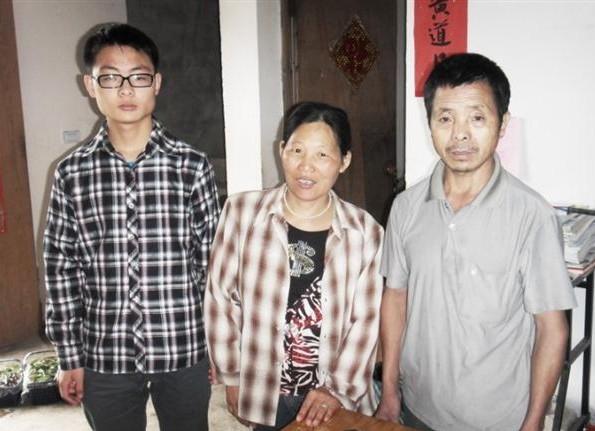 �����һ���ˣ�����֫��һ���м������Ӷ��飬������������