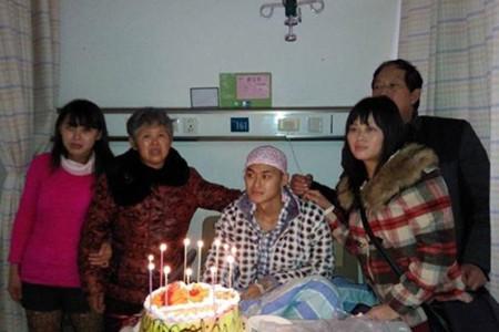 2013��11��26�գ��ڲ�����ȹ���24�걾�������գ�Զ�޺��϶���δ�ؼҵĽ����˻�������ߵĶ�ͷ�������裬��ɫ�·��Ƕ��㣬�ұߵ��ǰְֺʹ�㡣