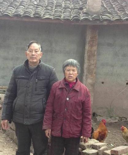 �����ĸ���ĸ�ף����ڼҸ�ũ�����̰�ڡ���ι���˼�ֻ�����µļ�����������óԣ�һ��һ���ĸ����Ӵ��š�     