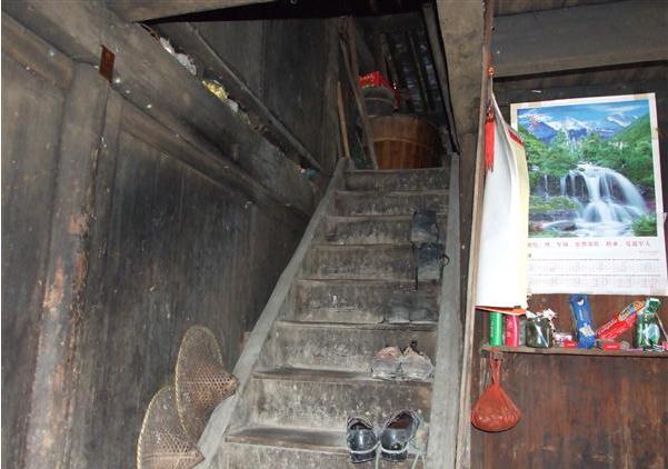 ��ˮ�������¥�ݻ���ľ��¥�ݣ���������ᷢ����֨������