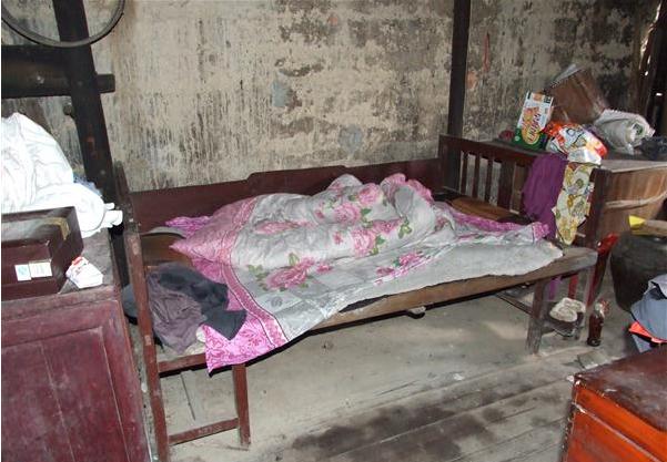 ��ˮ��ƽʱ��˯������խС�Ĵ����ϣ�ʮ�ֳ¾�