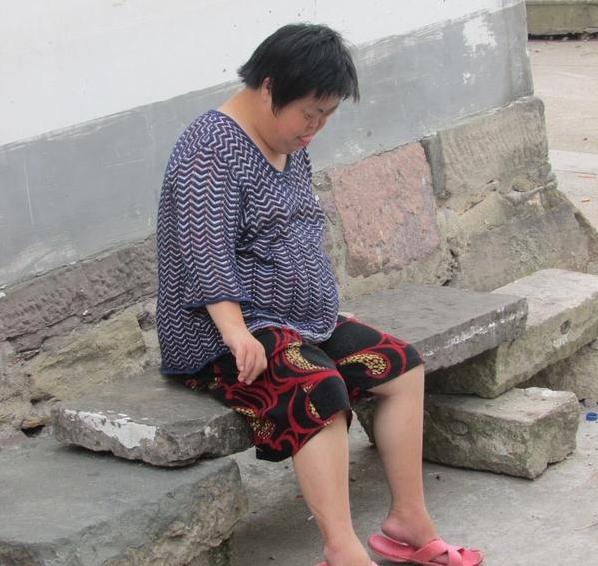 �����������м���һֱ������ͷ�����Լ��Ľţ�����ʱ�Ķ����Լ��Ľ�