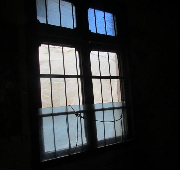 ��ڵķ�����ֻ��һ��СС�Ĵ����������ϵ����鲣��������