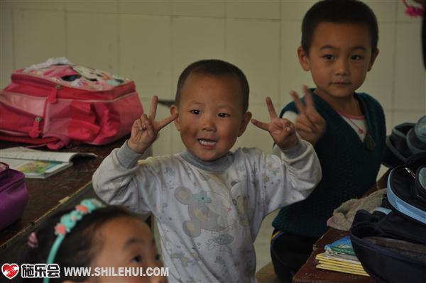 ��Ϊû��ˮ��ϴ������ɰ���С���������־����Ǻںڵġ�