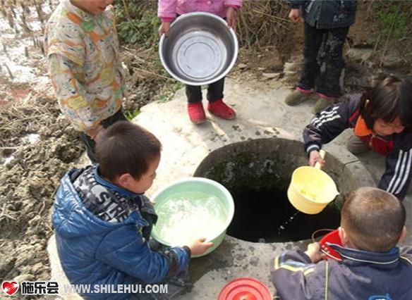 ��ھ���������ߣ�ˮ���кܶ���Ӻ�&ldquo;����&rdquo;�����Һ������ھ���ȡˮ��������ȫ����������������ѧ����������İ�����