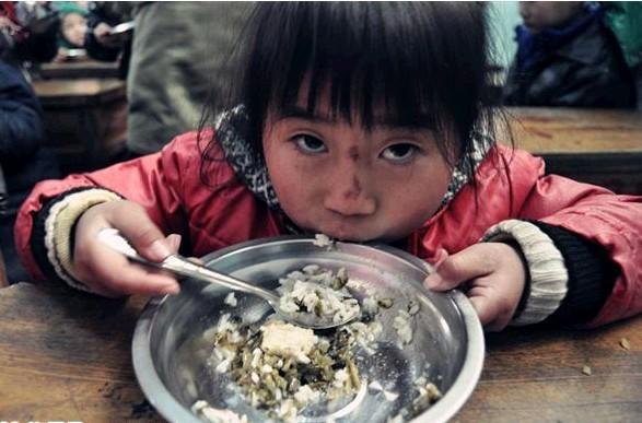 ����������˵�СŮ�����ȽϺ��ߣ�����С�����Ѿ������˵�һ�룬׼���ٳԵڶ����ʱ����һ���˰��������ڽ��䣬�����س���