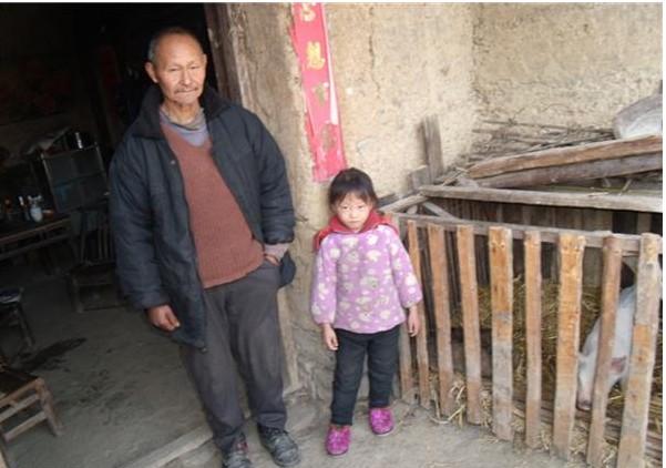 ����Ƽ��73���үү�ڼ��ſڵĺ�Ӱ���Աߵ�С����С��Ƽÿ�춺�������&ldquo;С���&rdquo;