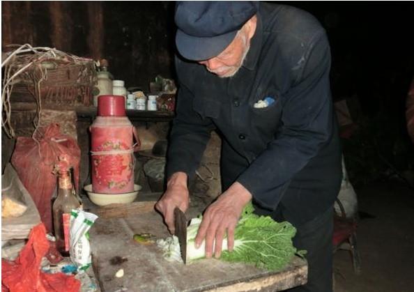 ��������ʱ��������׼����������緹������һֻ�ۿ��������������ĵ������߲�